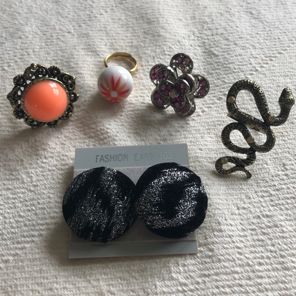 4 rings and a pair of fashion earrings